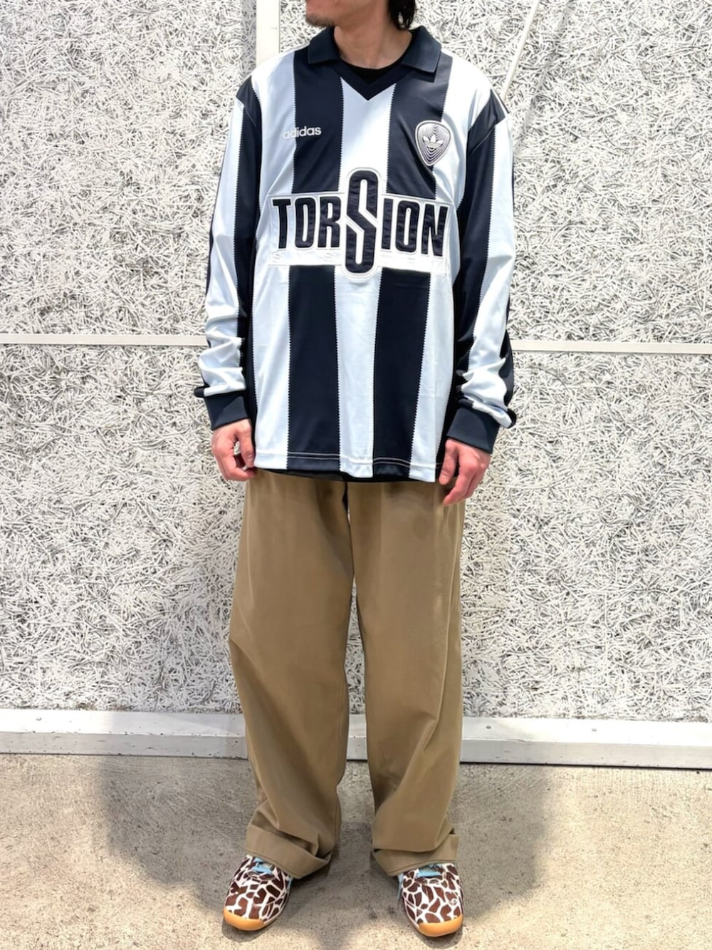 ブルー系のTシャツ/カットソー、ベージュ系のスニーカーを着用したメンズの春コーディネートの2枚目の写真