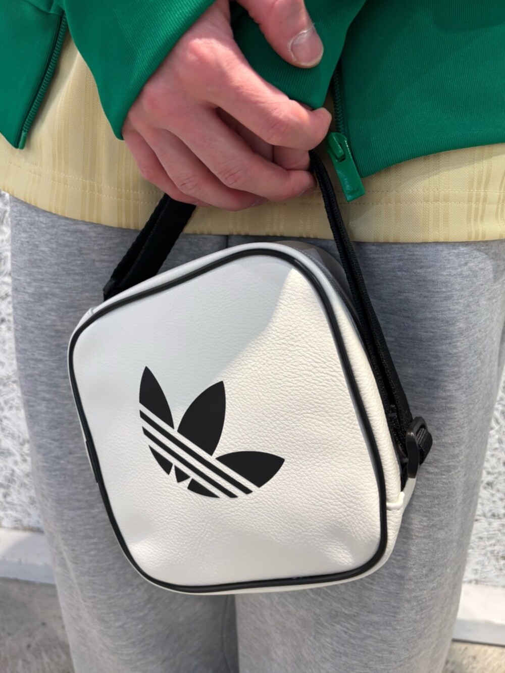 ホワイト系のショルダーバッグ、イエロー系のTシャツ/カットソー、グリーン系のシューズを着用したメンズの春コーディネートの4枚目の写真