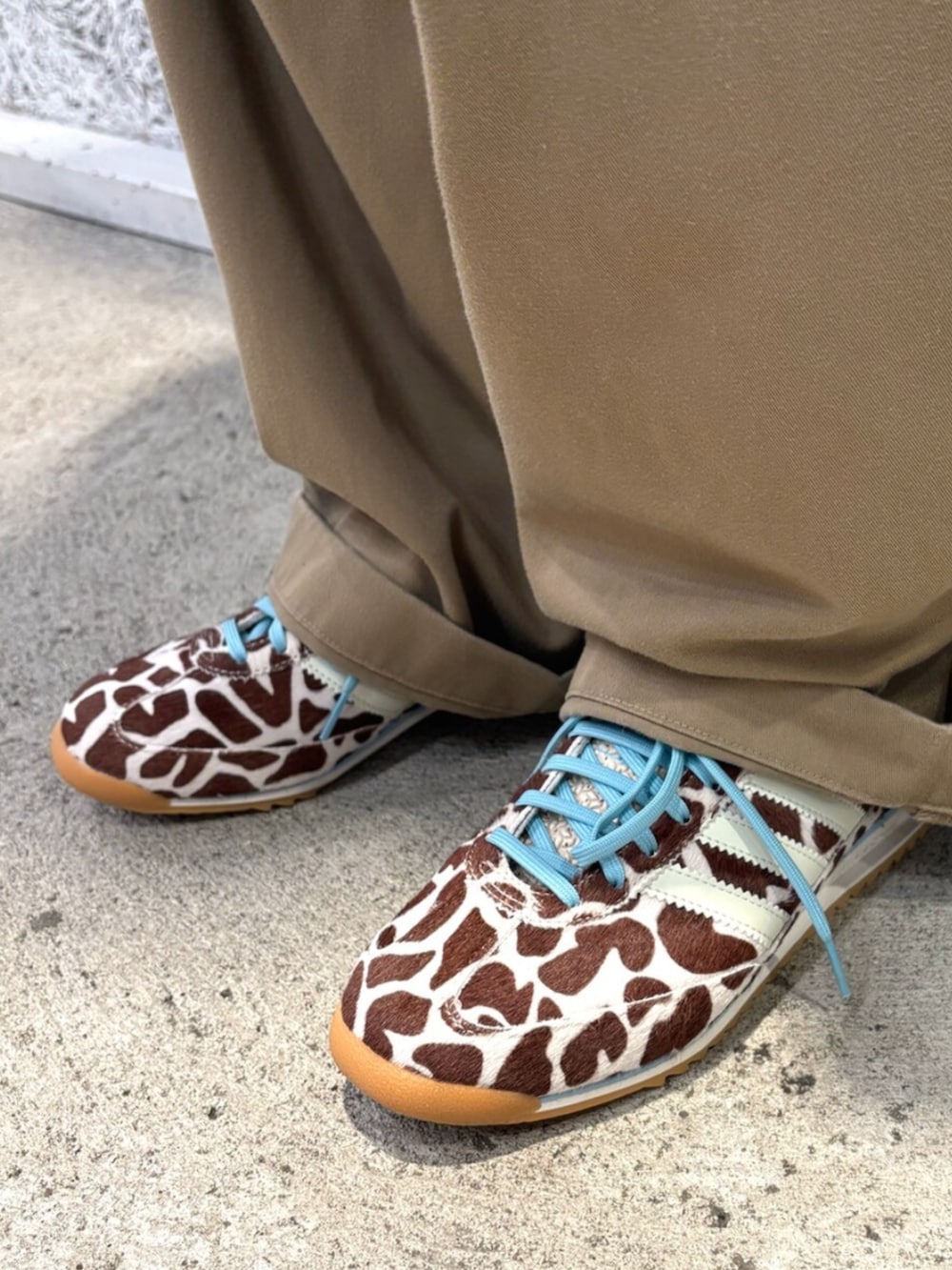 ブルー系のTシャツ/カットソー、ベージュ系のスニーカーを着用したメンズの春コーディネートの4枚目の写真