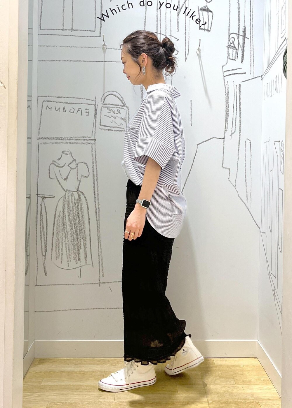 グレー系のスカート、ブルー系のシャツ/ブラウスを着用したレディースの夏コーディネートの3枚目の写真