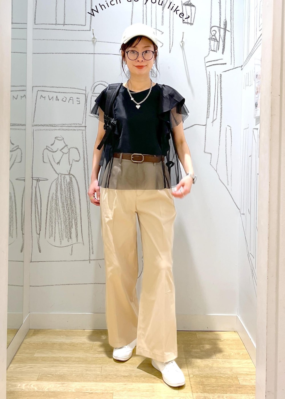 ベージュ系のチノパンツ、ブラック系のTシャツ/カットソー、ホワイト系のスニーカーを着用したレディースの春コーディネートの3枚目の写真