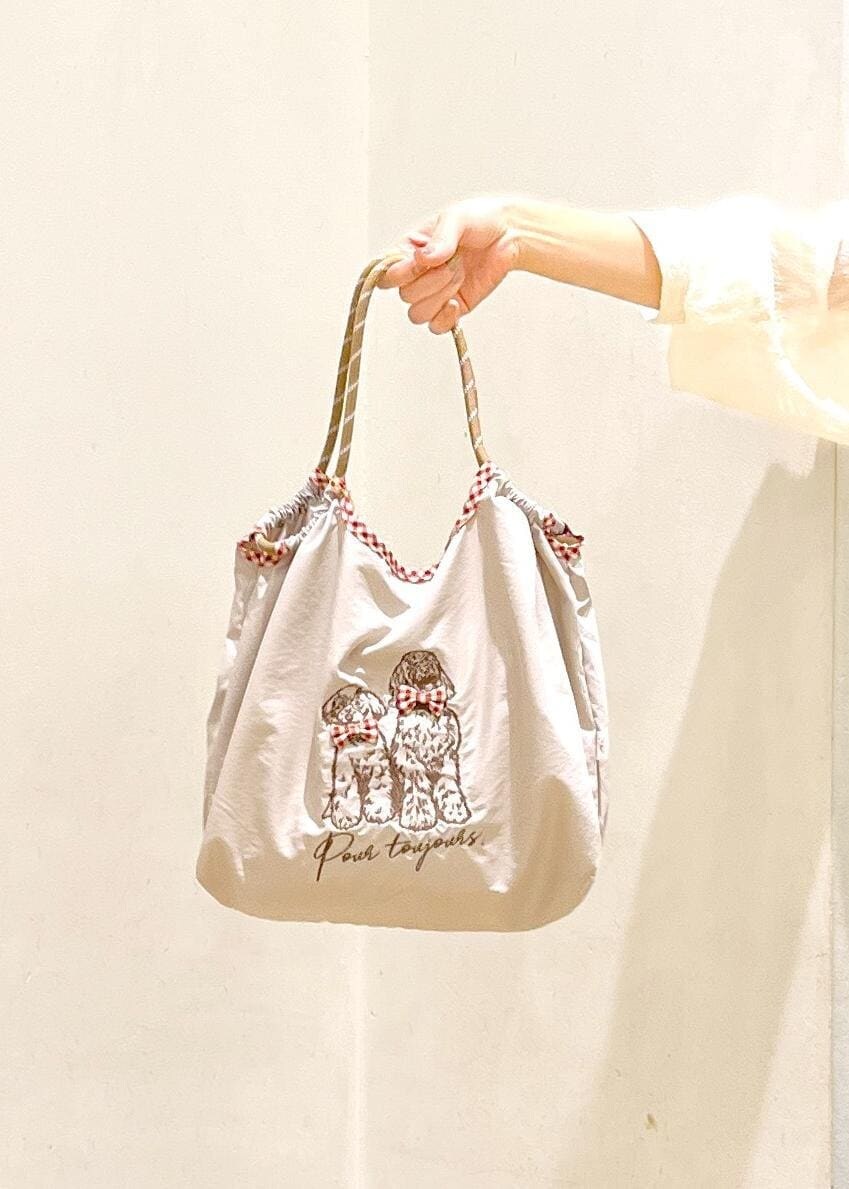 ホワイト系のシャツ/ブラウス、ブラック系のサロペット/オーバーオール、ベージュ系のトートバッグを着用したレディースの秋コーディネートの8枚目の写真