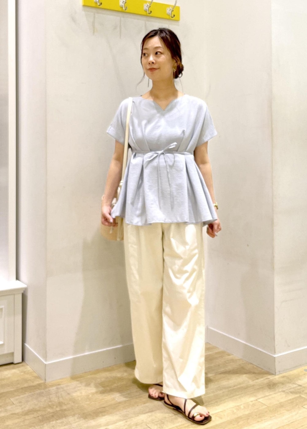 ブルー系のシャツ/ブラウス、ホワイト系のチノパンツ、ホワイト系のハンドバッグを着用したレディースの夏コーディネートの5枚目の写真