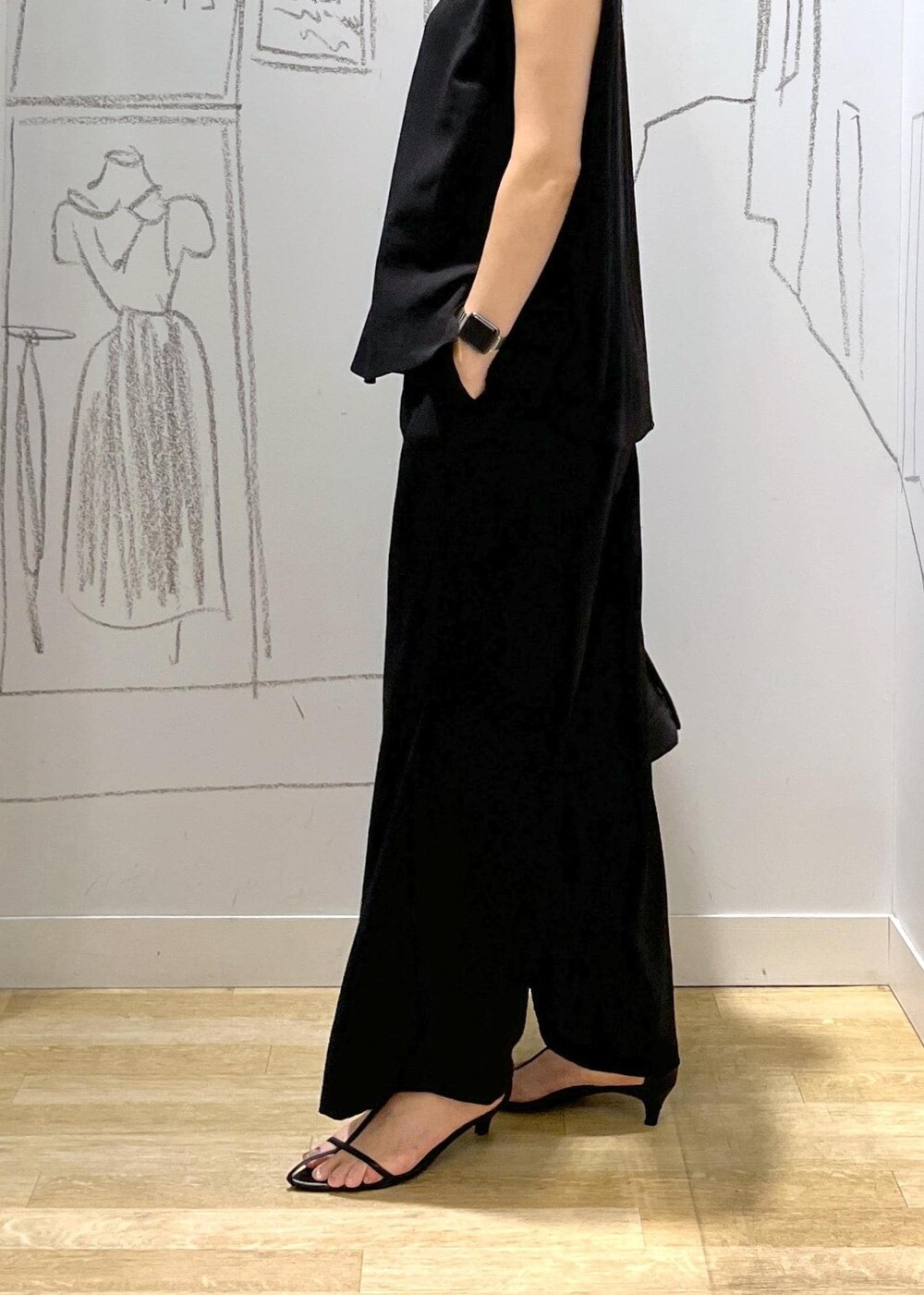 ブラック系のショルダーバッグ、ブラック系のその他パンツ、ブラック系のシャツ/ブラウスを着用したレディースの夏コーディネートの8枚目の写真