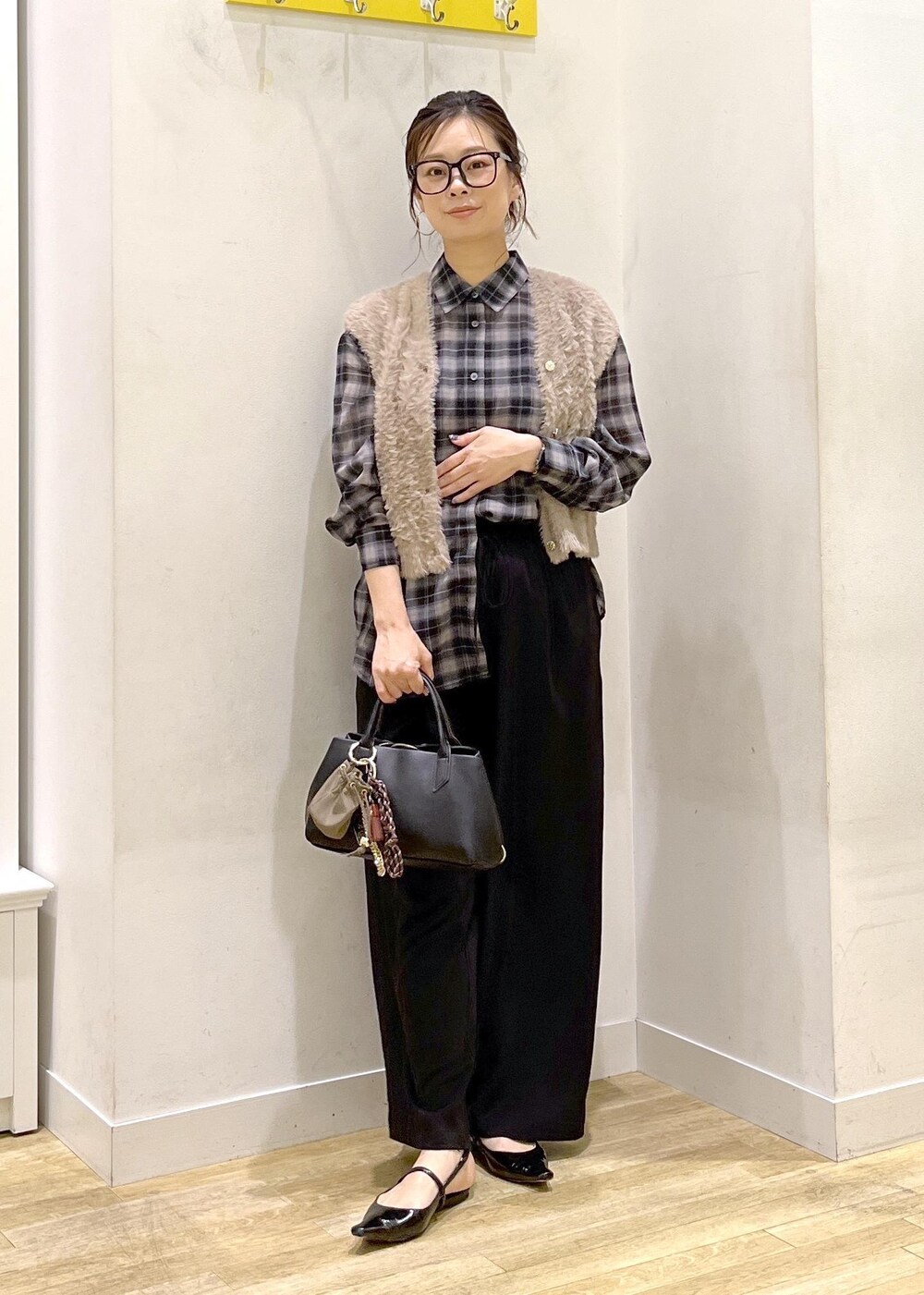 ブラック系のその他パンツ、ブラック系のトートバッグ、ブラック系のシャツ/ブラウスを着用したレディースの秋コーディネートの7枚目の写真
