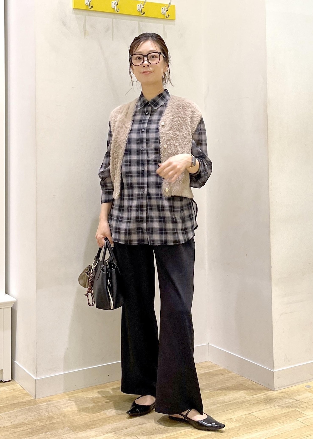 ブラック系のその他パンツ、ブラック系のトートバッグ、ブラック系のシャツ/ブラウスを着用したレディースの秋コーディネートの6枚目の写真