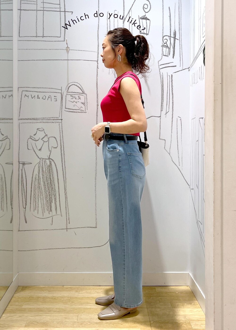 ブルー系のデニムパンツ、グレー系のローファー、ピンク系のニット/セーターを着用したレディースの夏コーディネートの4枚目の写真