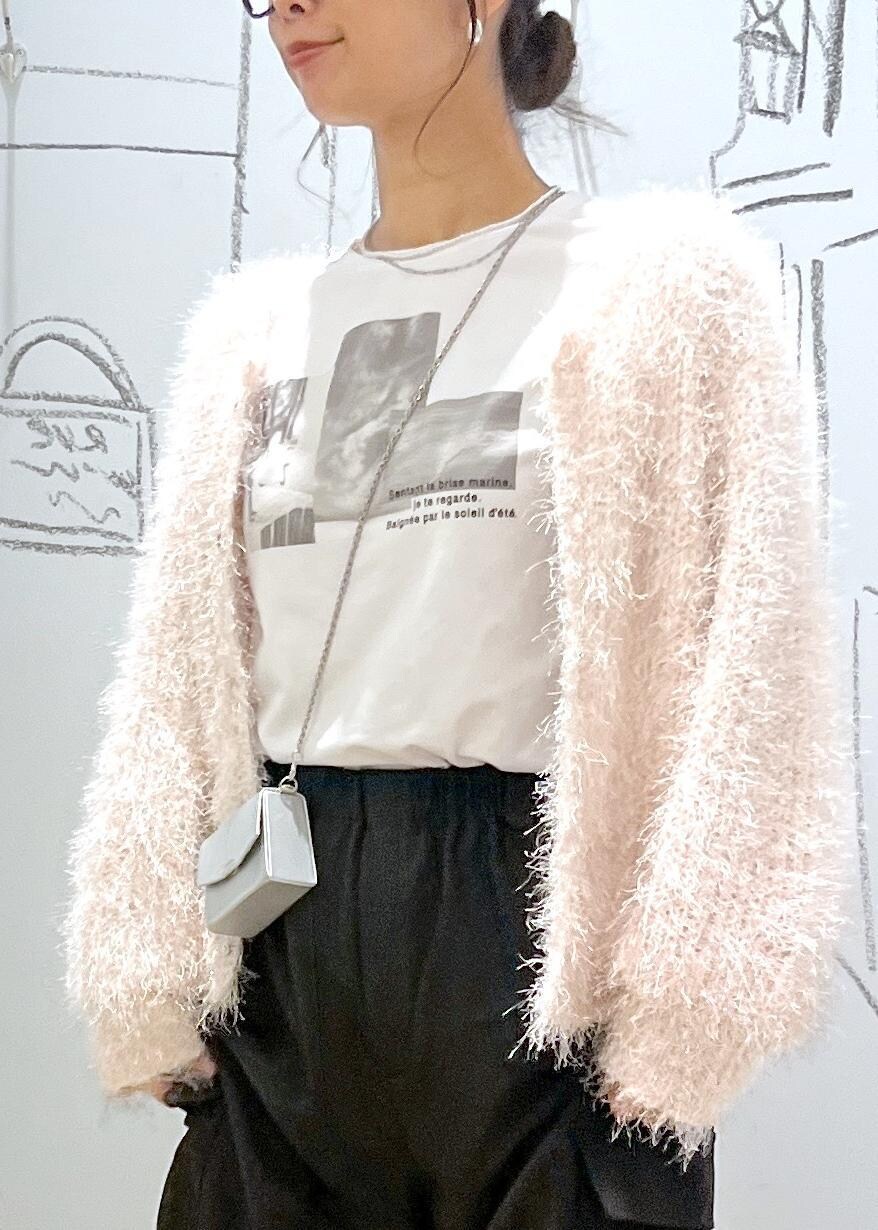 ピンク系のカーディガン/ボレロ、ホワイト系のTシャツ/カットソー、グレー系のカーゴパンツを着用したレディースの秋コーディネートの8枚目の写真
