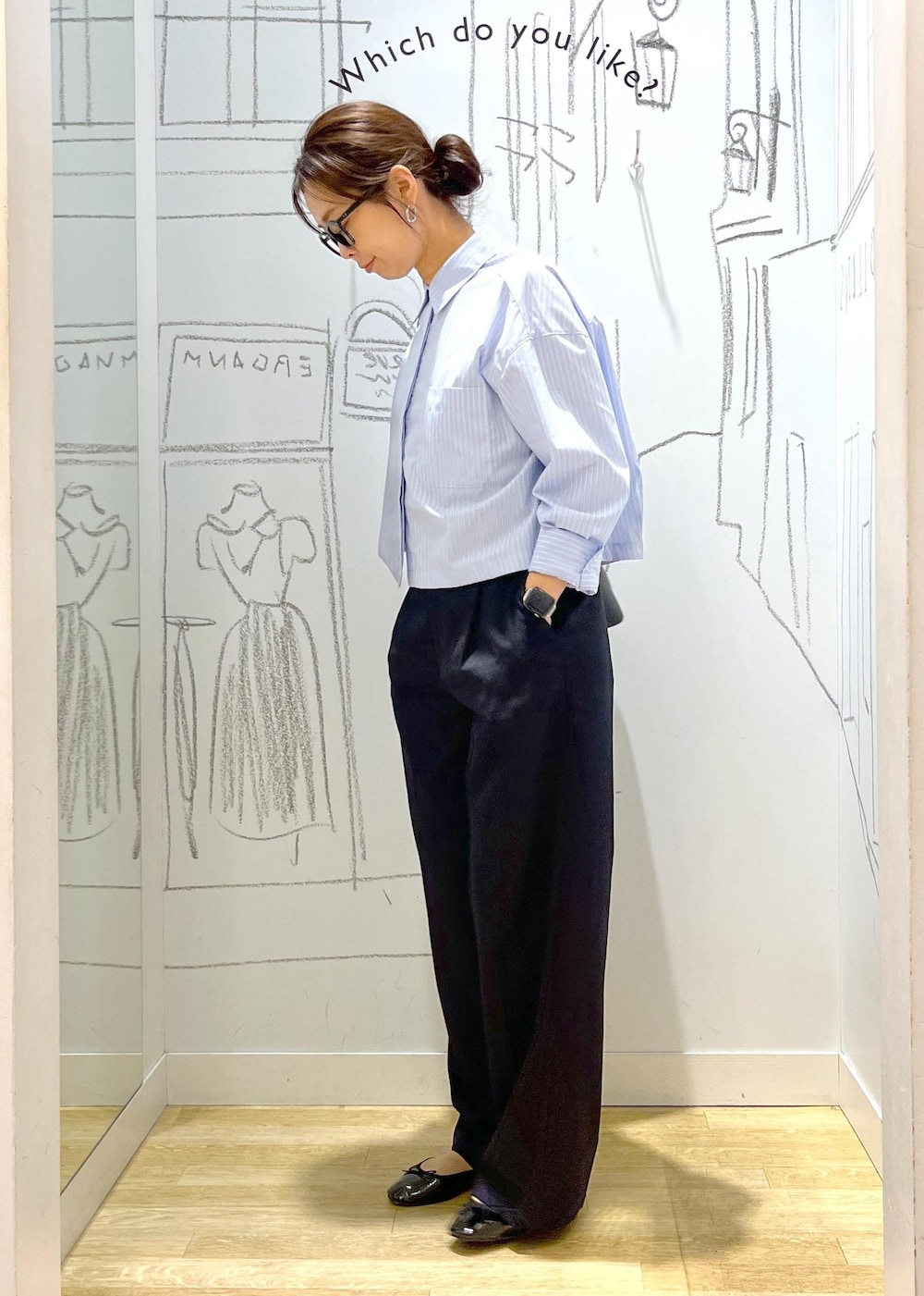 ブラック系のバレエシューズ、ブラック系のショルダーバッグ、ブルー系のスラックスを着用したレディースの秋コーディネートの5枚目の写真