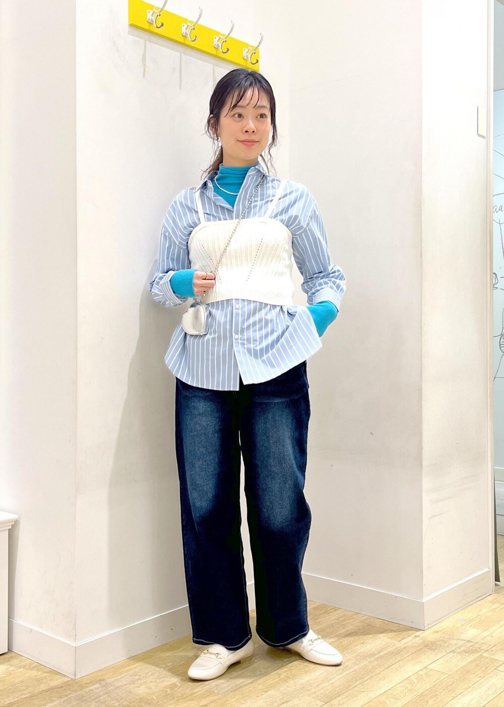 ブルー系のTシャツ/カットソー、ホワイト系のベスト、ブルー系のシャツ/ブラウスを着用したレディースの春コーディネートの2枚目の写真