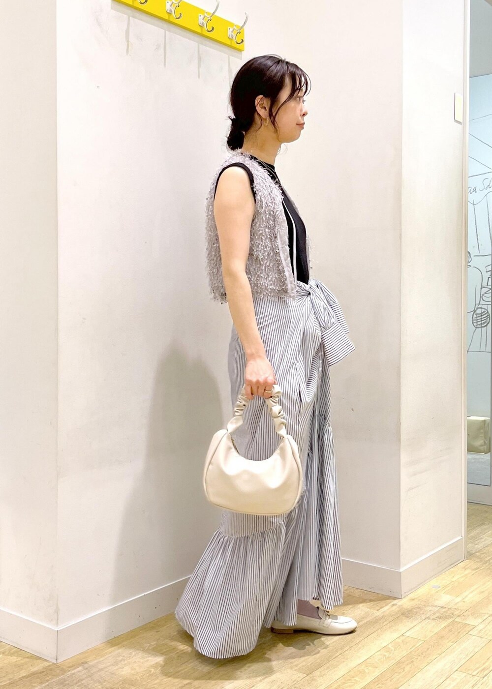 「高身長、シャツワンピース、着回し、ベスト、ROPÉ PICNIC R」｜「ROPE' PICNICのファンシーヤーンリボンショートベスト（ベスト、シルバー系）」を使った、タケさん（レディース・168cm）の春コーディネートの3枚目の写真