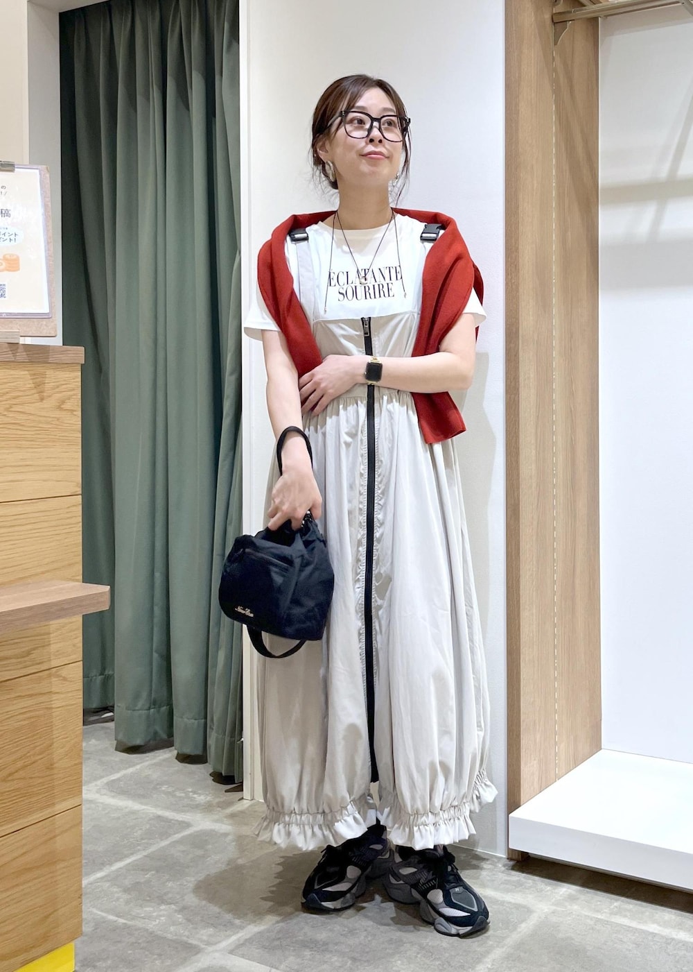 レッド系のカーディガン/ボレロ、ホワイト系のTシャツ/カットソー、グレー系のワンピースを着用したレディースの春コーディネートの4枚目の写真