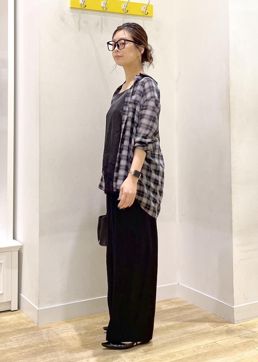 ブラック系のその他パンツ、ブラック系のキャミソール、ブラック系のトートバッグを着用したレディースの秋コーディネートの2枚目の写真