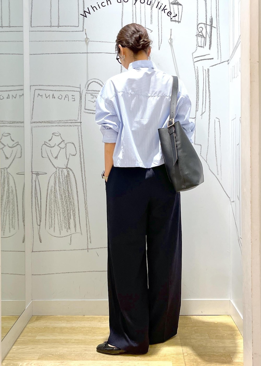 ブラック系のバレエシューズ、ブラック系のショルダーバッグ、ブルー系のスラックスを着用したレディースの秋コーディネートの3枚目の写真