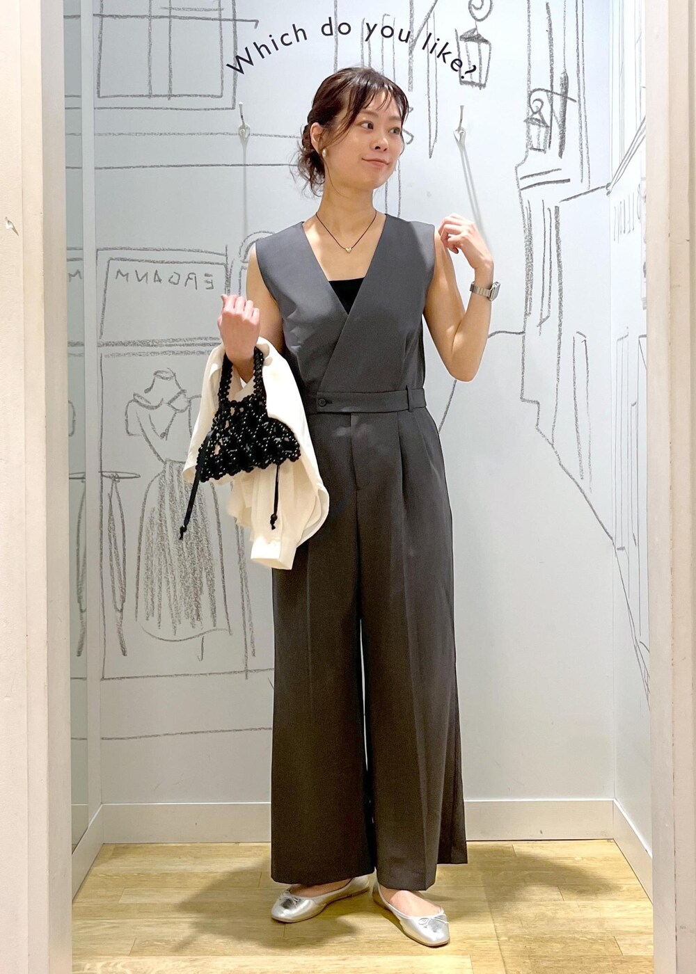 シルバー系のバレエシューズ、ブラック系のハンドバッグを着用したレディースの春コーディネートの7枚目の写真
