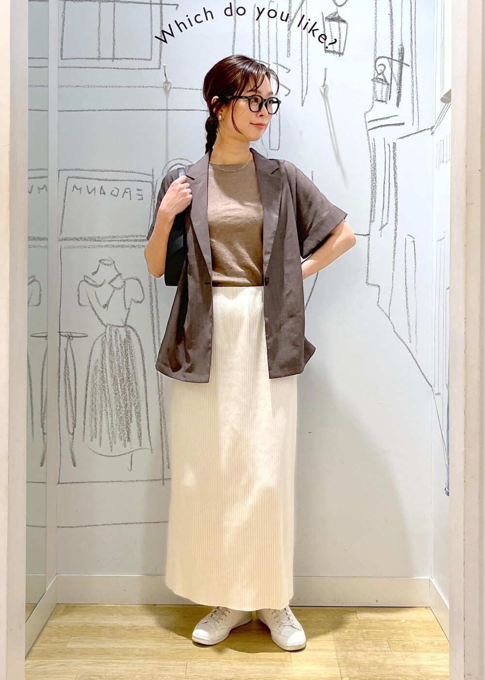 ブラック系のハンドバッグ、ブラウン系のテーラードジャケット、その他のニット/セーターを着用したレディースの夏コーディネートの7枚目の写真