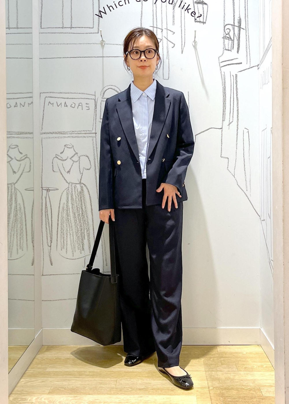 ブラック系のバレエシューズ、ブラック系のショルダーバッグ、ブルー系のスラックスを着用したレディースの秋コーディネートの3枚目の写真