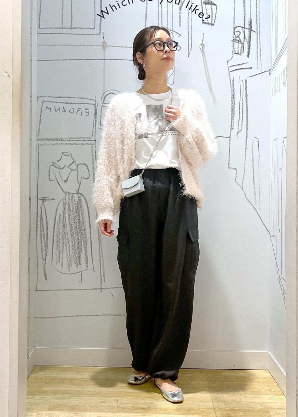 ピンク系のカーディガン/ボレロ、ホワイト系のTシャツ/カットソー、グレー系のカーゴパンツを着用したレディースの秋コーディネートの4枚目の写真