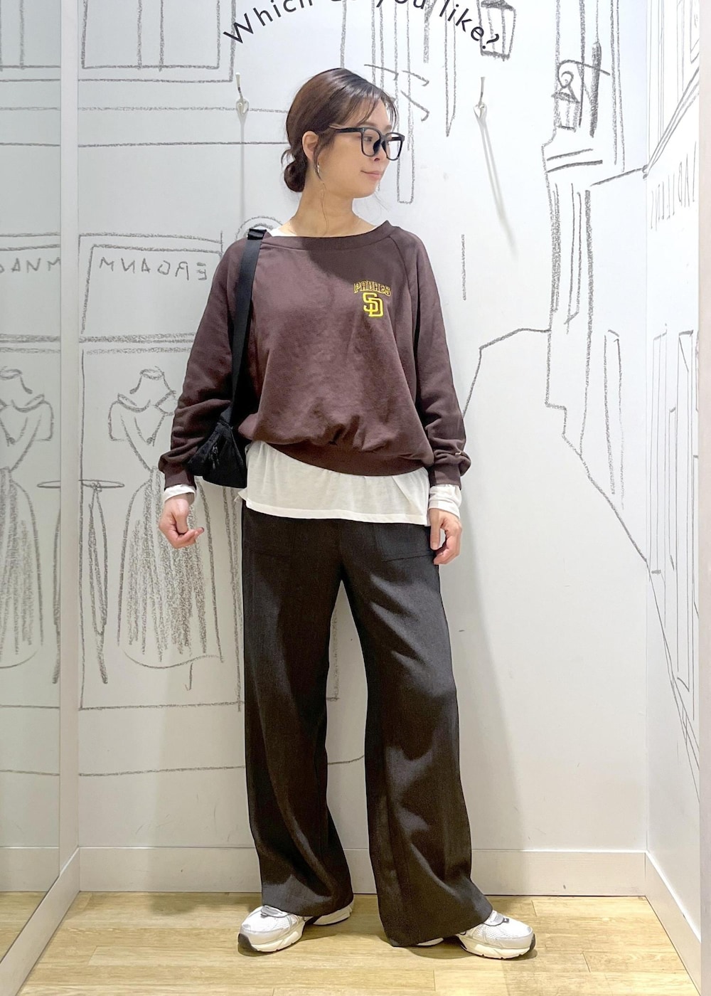 グレー系のその他パンツ、ホワイト系のTシャツ/カットソー、ブラウン系のスウェットを着用したレディースの秋コーディネートの4枚目の写真