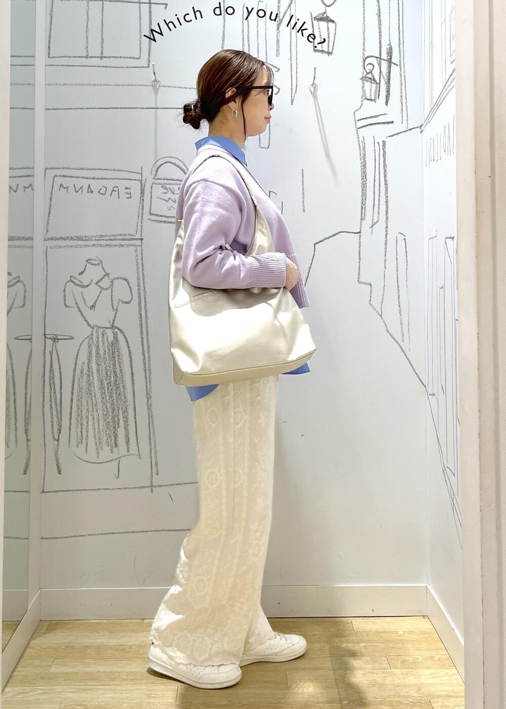 パープル系のニット/セーター、ブルー系のシャツ/ブラウス、ホワイト系のその他パンツを着用したレディースの冬コーディネートの4枚目の写真