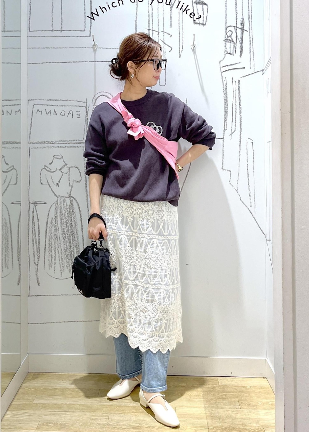 グレー系のニット/セーター、ブルー系のデニムパンツ、ホワイト系のワンピースを着用したレディースの春コーディネートの6枚目の写真