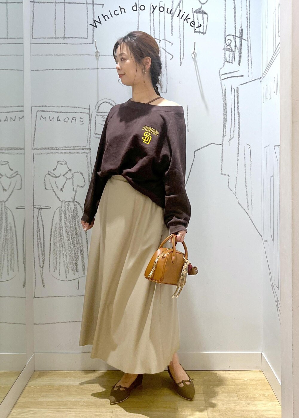 ベージュ系のスカート、ブラウン系のパンプス、ブラウン系のスウェットを着用したレディースの秋コーディネートの3枚目の写真