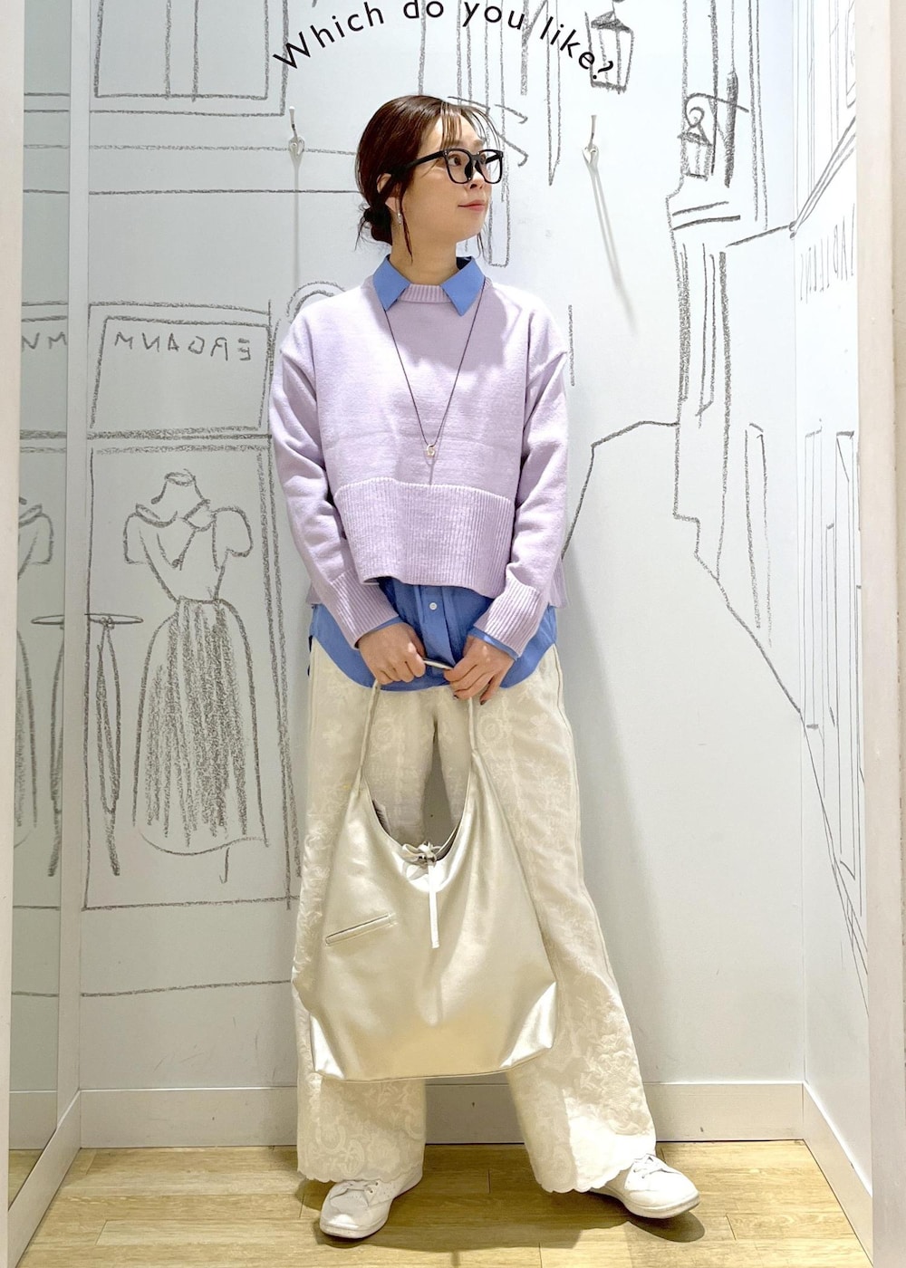 パープル系のニット/セーター、ブルー系のシャツ/ブラウス、ホワイト系のその他パンツを着用したレディースの冬コーディネートの3枚目の写真