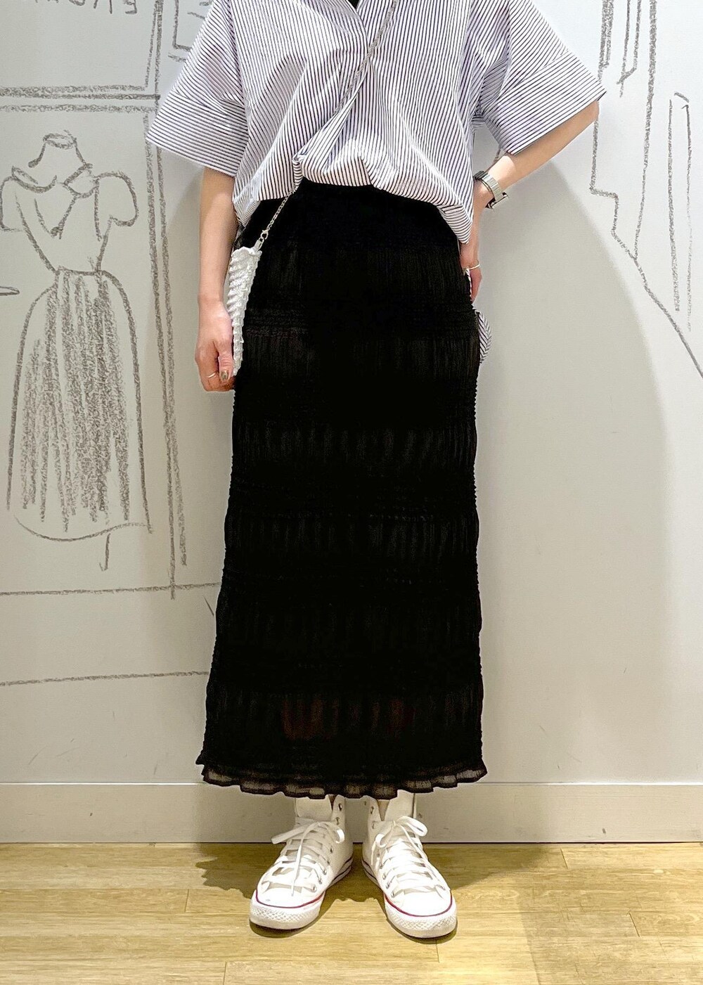 グレー系のスカート、ブルー系のシャツ/ブラウスを着用したレディースの夏コーディネートの7枚目の写真