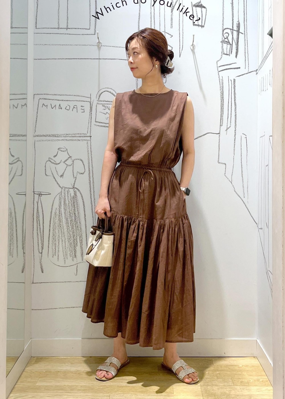 ブラウン系のトートバッグ、ブラウン系のワンピース、ブラウン系のメガネを着用したレディースの夏コーディネートの3枚目の写真