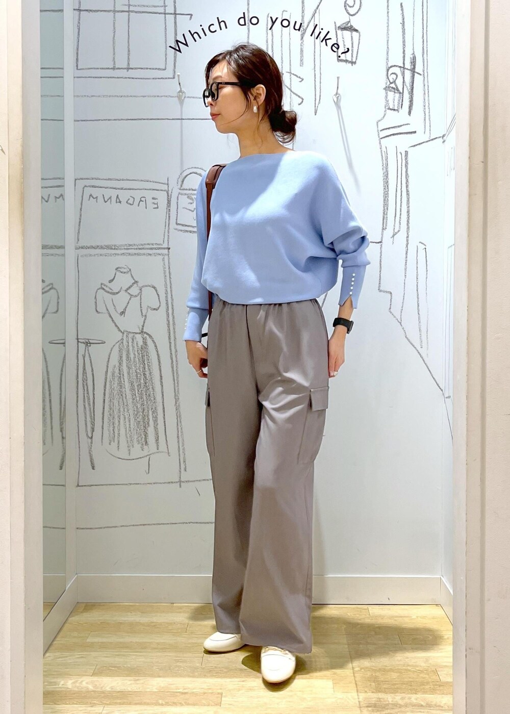 グレー系のカーゴパンツ、ブルー系のショルダーバッグ、ブルー系のニット/セーターを着用したレディースの冬コーディネートの3枚目の写真