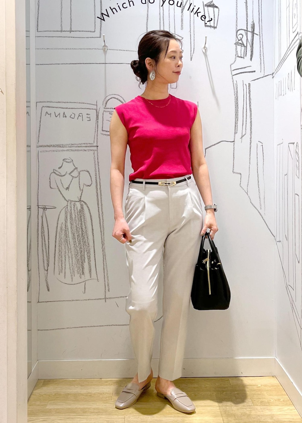 ブラック系のショルダーバッグ、グレー系のローファー、ピンク系のニット/セーターを着用したレディースの春コーディネートの3枚目の写真