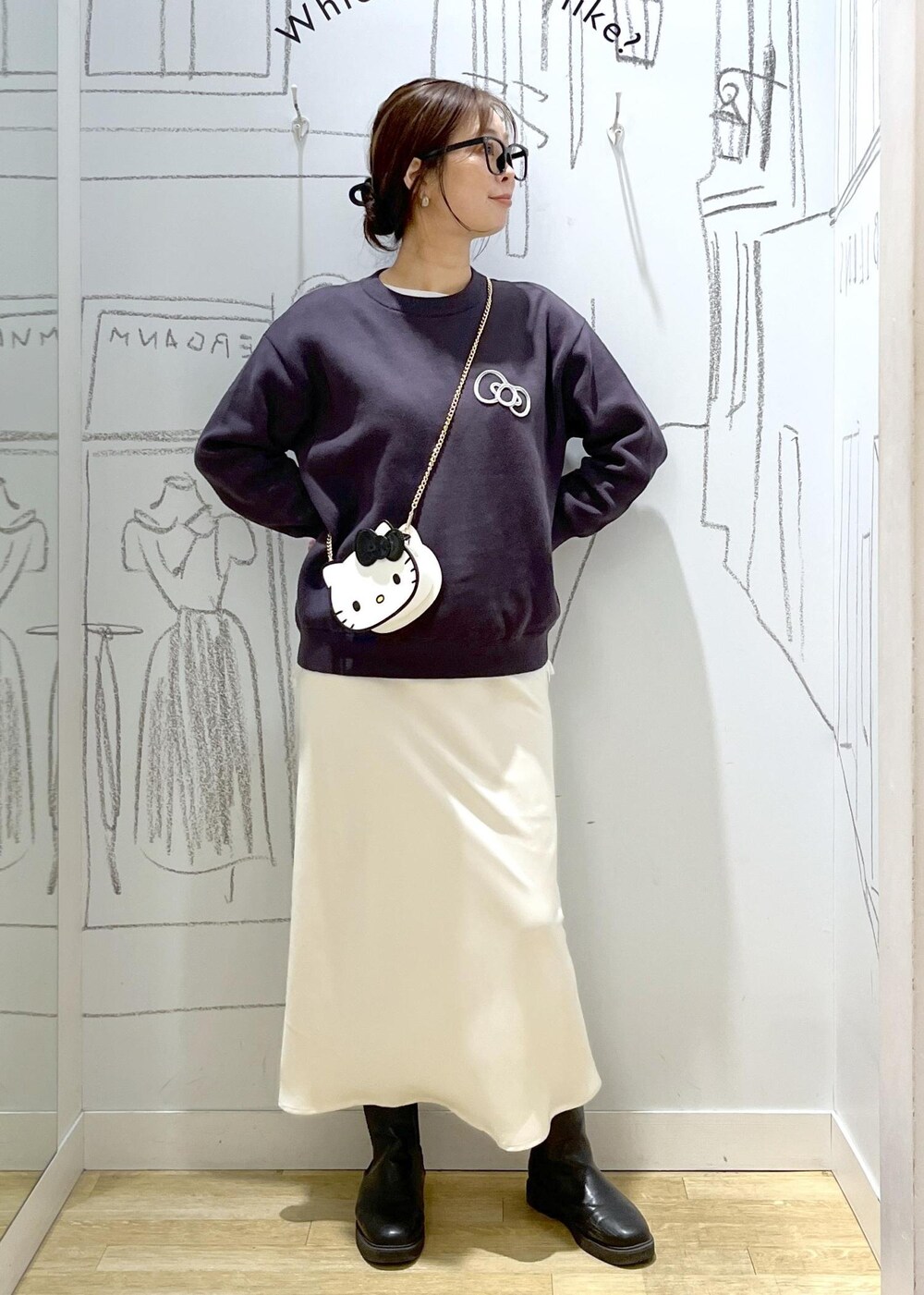 ホワイト系のTシャツ/カットソー、ホワイト系のスカート、グレー系のニット/セーターを着用したレディースの冬コーディネートの6枚目の写真