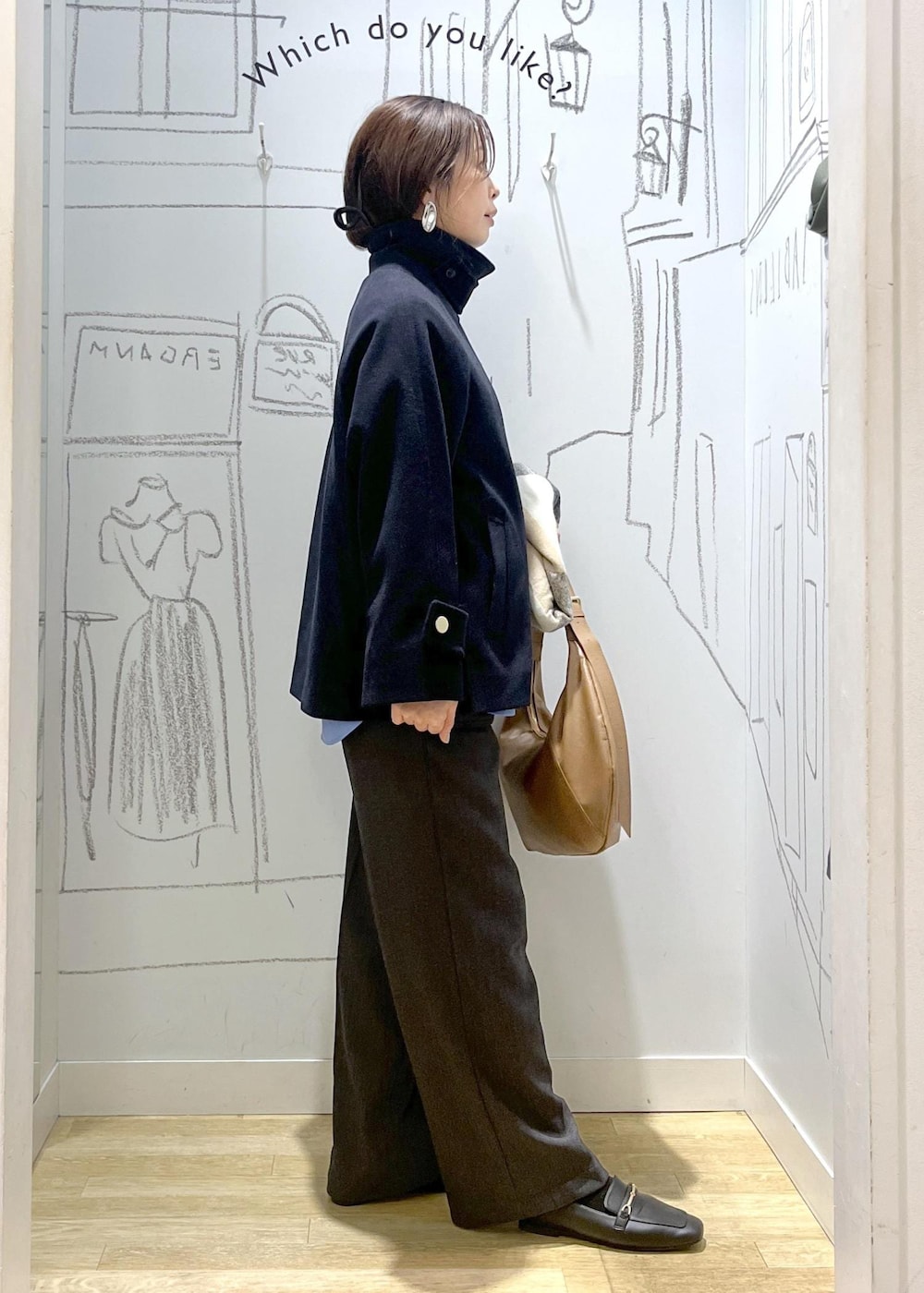 ブルー系のシャツ/ブラウス、ブルー系のその他アウター、グレー系のその他パンツを着用したレディースの秋コーディネートの4枚目の写真