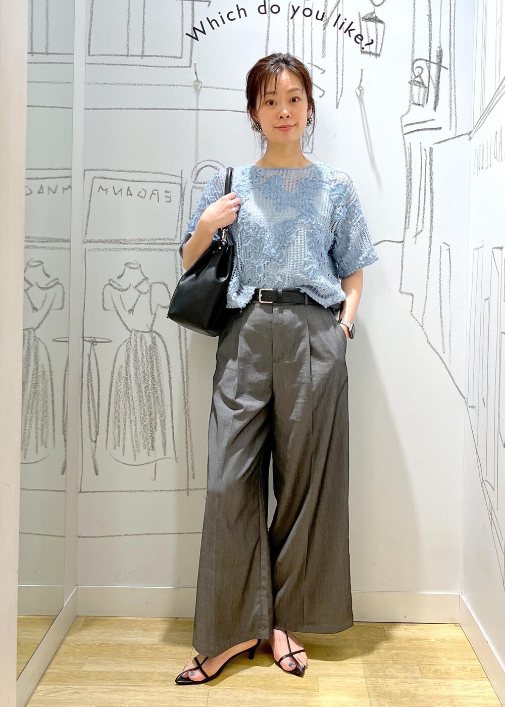 ブラック系のショルダーバッグ、ブルー系のTシャツ/カットソー、ブラック系のその他パンツを着用したレディースの夏コーディネートの4枚目の写真