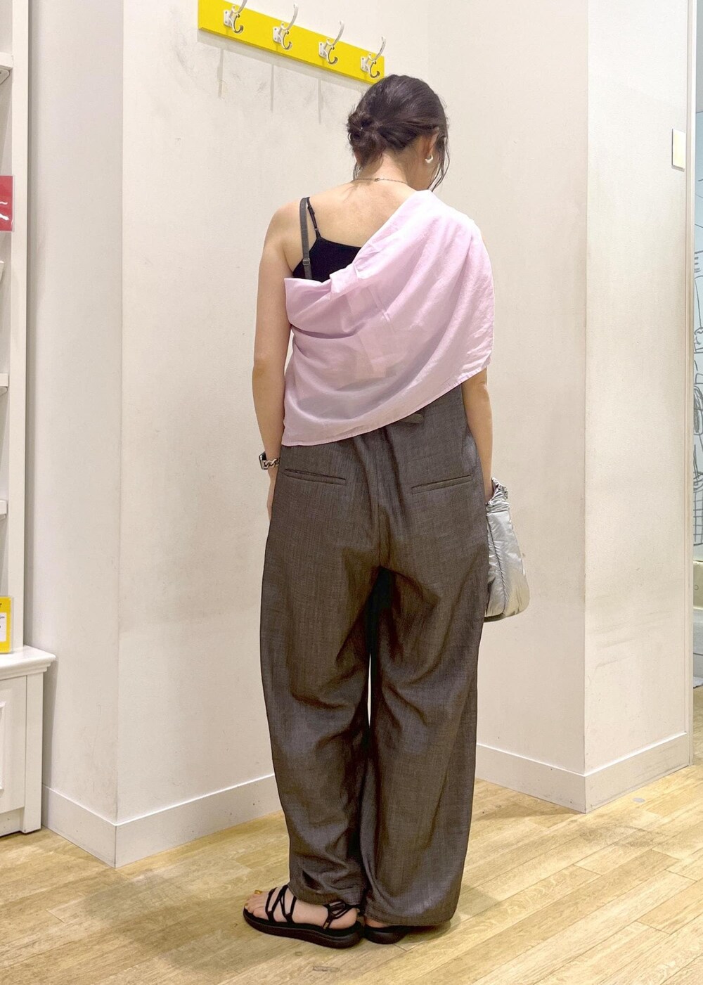 シルバー系のショルダーバッグ、ピンク系のシャツ/ブラウス、グレー系のつなぎ/オールインワンを着用したレディースの夏コーディネートの6枚目の写真