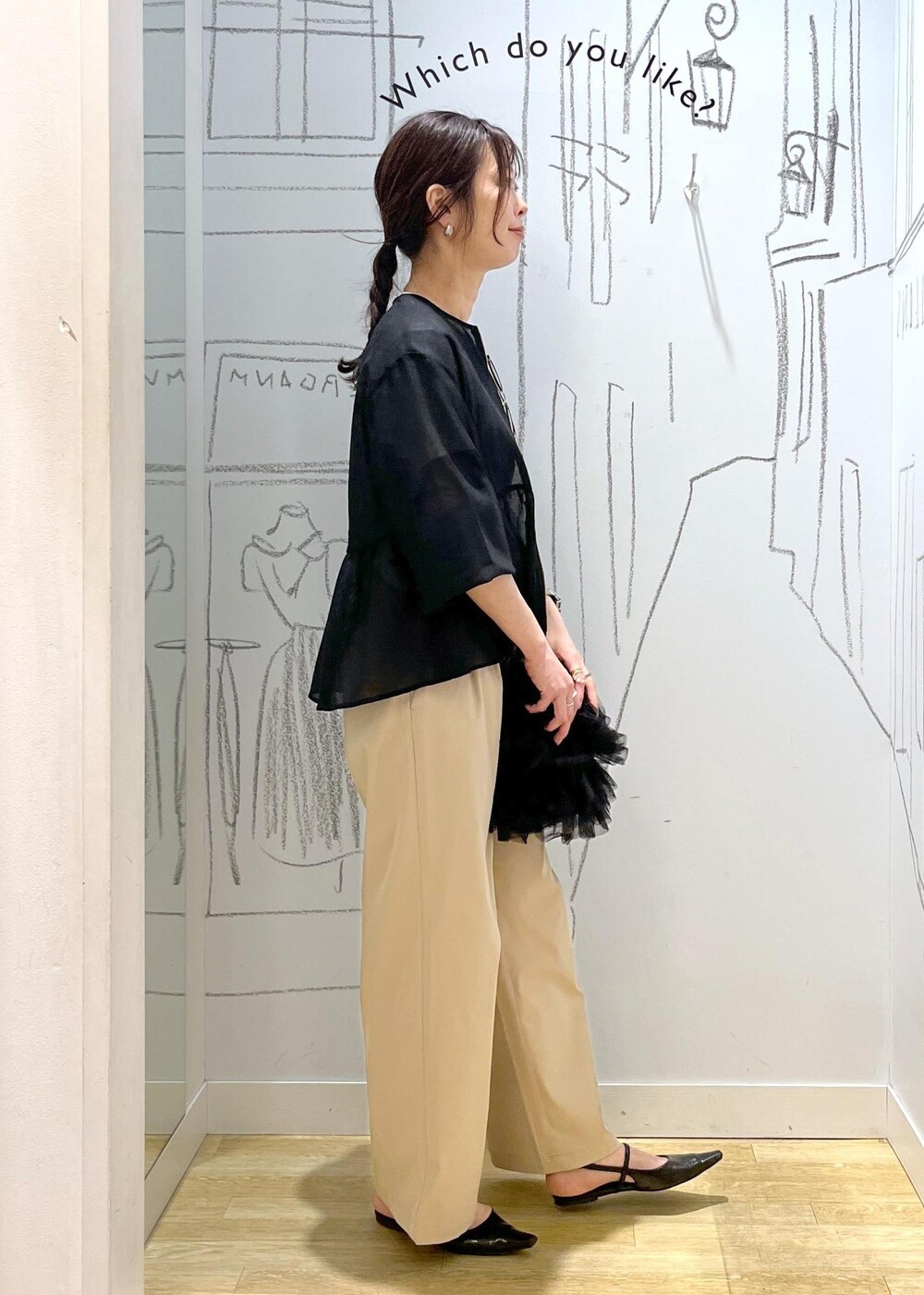 ブラック系のショルダーバッグ、ベージュ系のチノパンツ、ブラック系のブルゾンを着用したレディースの春コーディネートの4枚目の写真