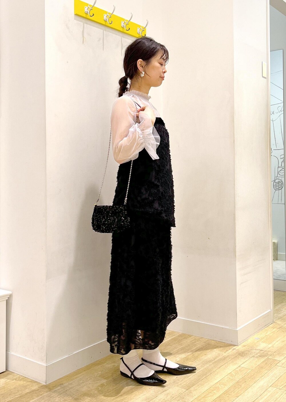 グレー系のシャツ/ブラウス、ブラック系のスカート、ブラック系のショルダーバッグを着用したレディースの春コーディネートの5枚目の写真