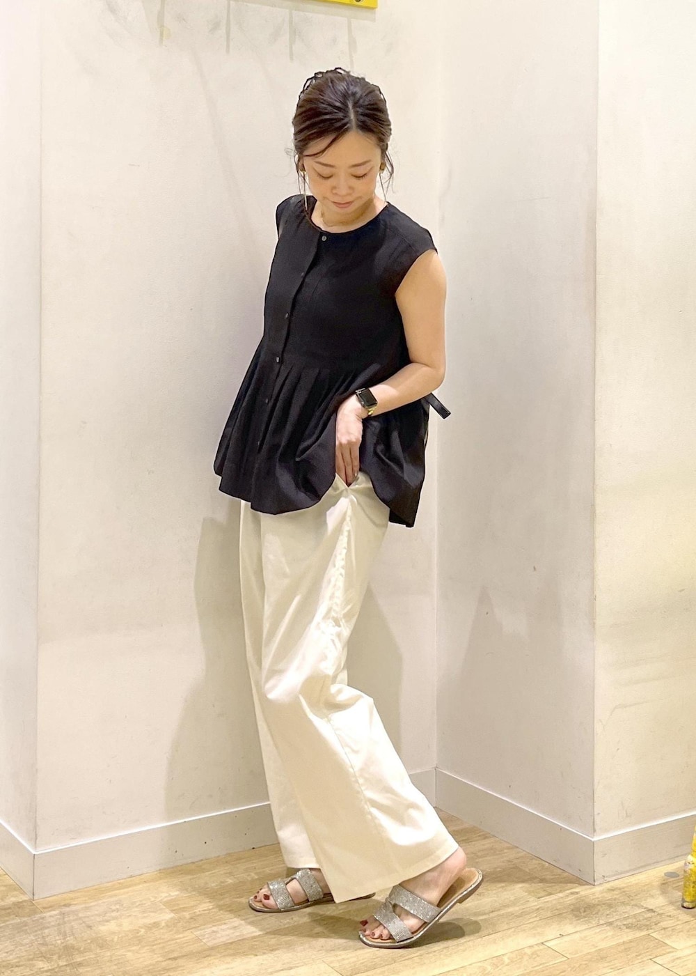 ホワイト系のチノパンツ、ブラック系のシャツ/ブラウスを着用したレディースの夏コーディネートの3枚目の写真