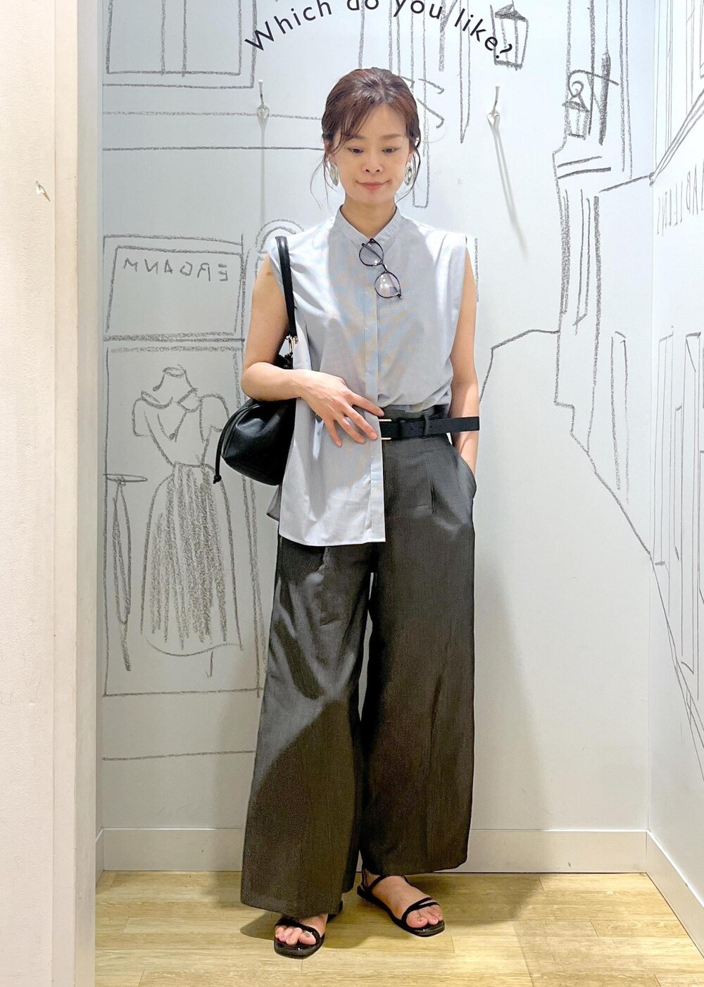 ブラック系のショルダーバッグ、ブルー系のシャツ/ブラウス、ブラック系のその他パンツを着用したレディースの夏コーディネートの3枚目の写真