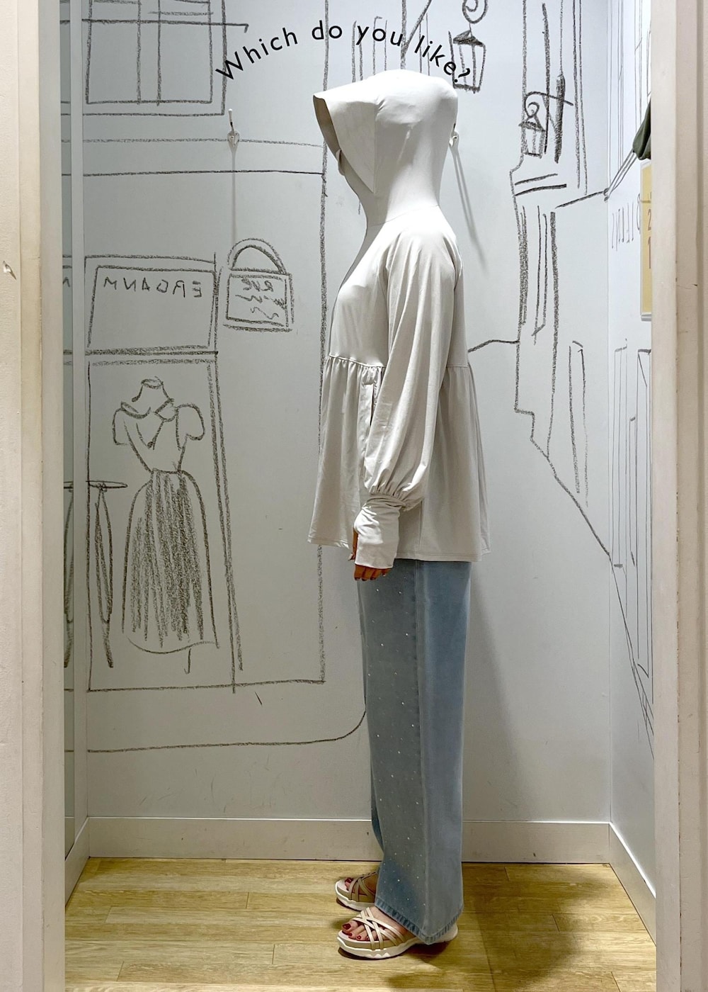 ブルー系のデニムパンツ、ホワイト系のTシャツ/カットソー、グレー系のパーカーを着用したレディースの夏コーディネートの9枚目の写真