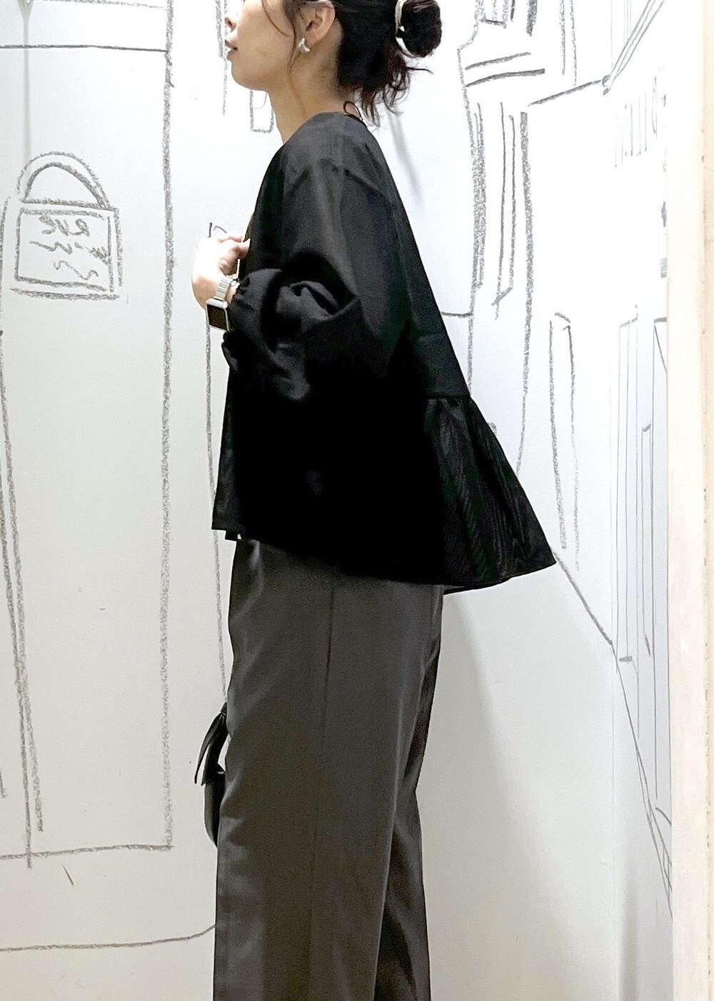 ブラック系のハンドバッグ、シルバー系のバレエシューズ、ブラック系のブルゾンを着用したレディースの春コーディネートの8枚目の写真