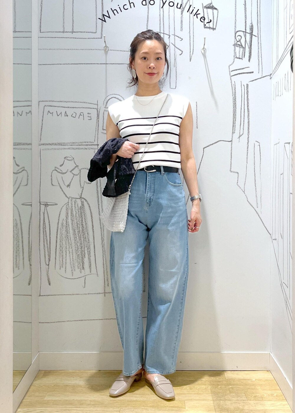 ブルー系のデニムパンツ、グレー系のローファー、ホワイト系のニット/セーターを着用したレディースの夏コーディネートの2枚目の写真