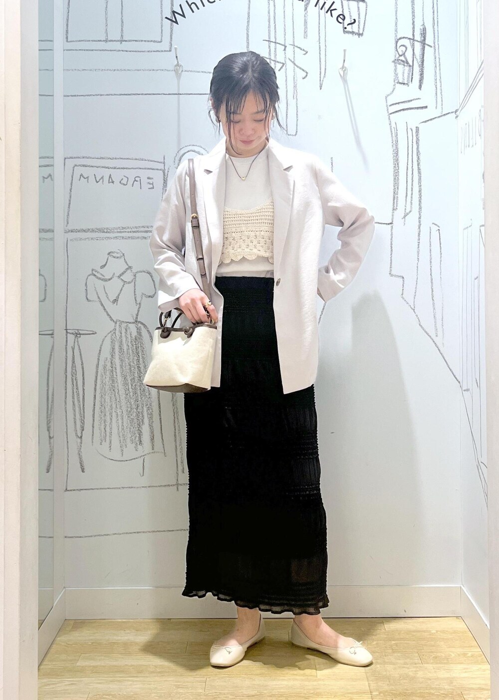 ホワイト系のバレエシューズ、ベージュ系のテーラードジャケット、グレー系のスカートを着用したレディースの春コーディネートの7枚目の写真