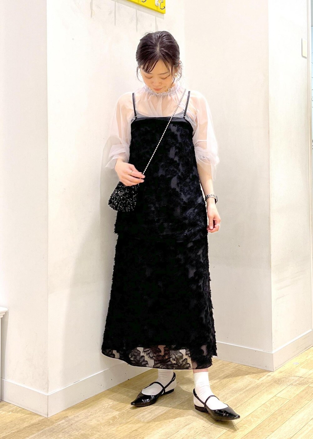 グレー系のシャツ/ブラウス、ブラック系のスカート、ブラック系のショルダーバッグを着用したレディースの春コーディネートの2枚目の写真