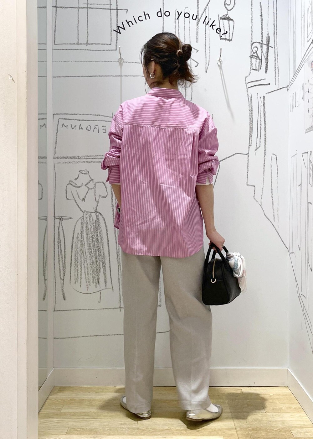 ピンク系のシャツ/ブラウス、グレー系のその他パンツ、シルバー系のバレエシューズを着用したレディースの春コーディネートの5枚目の写真
