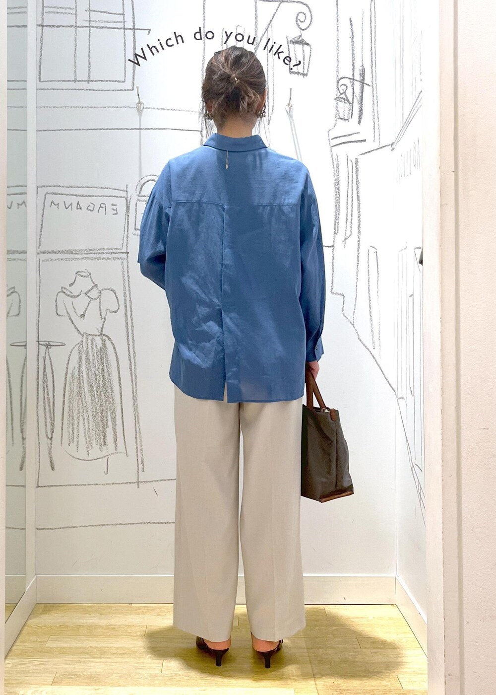 グレー系のショルダーバッグ、グレー系のその他パンツ、ブルー系のシャツ/ブラウスを着用したレディースの春コーディネートの5枚目の写真
