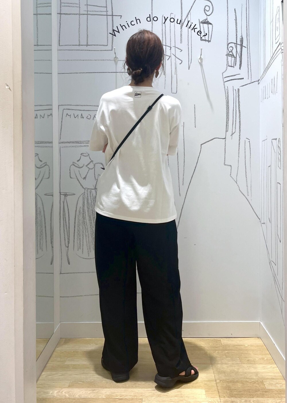 ブラック系のサンダル、ホワイト系のTシャツ/カットソー、ブルー系のその他パンツを着用したレディースの夏コーディネートの6枚目の写真