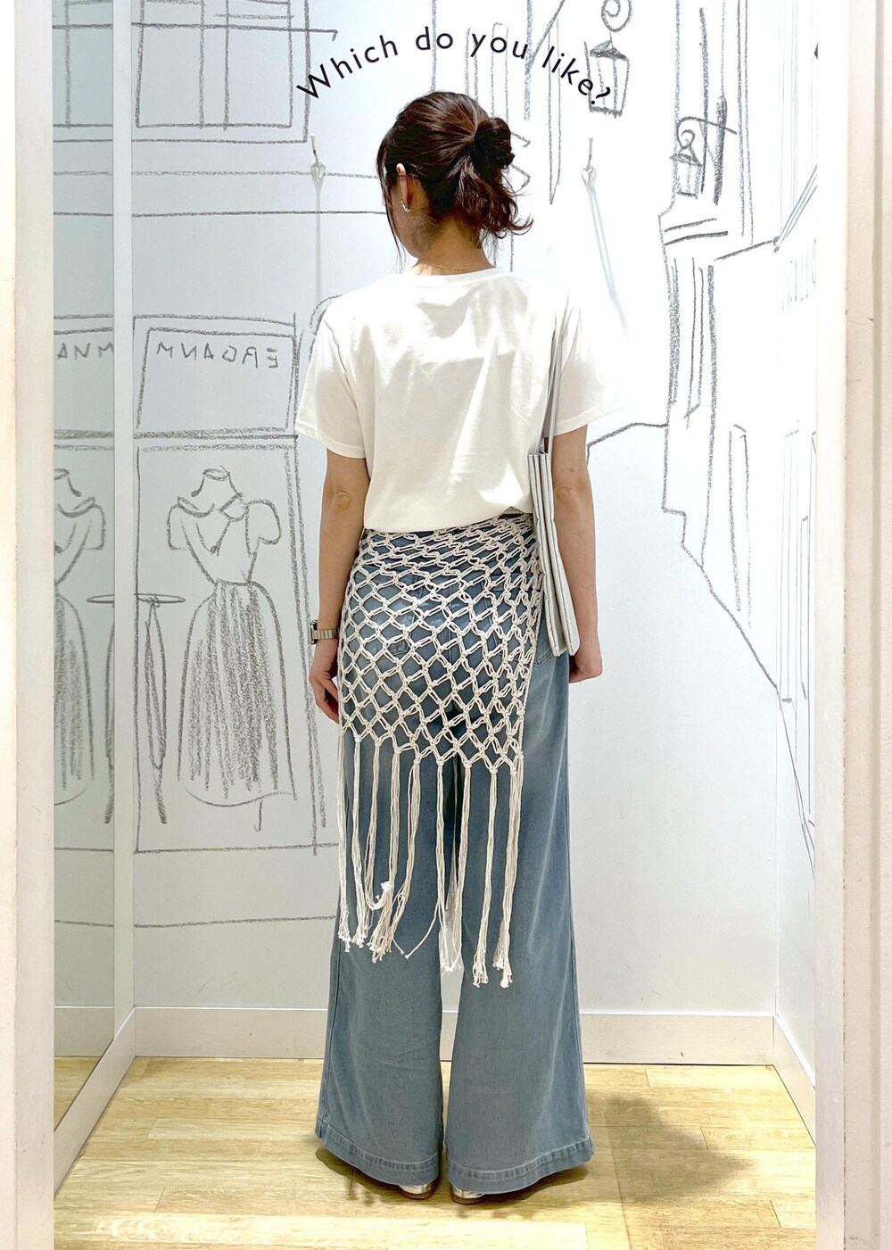 シルバー系のバレエシューズ、シルバー系のトートバッグ、ブルー系のデニムパンツを着用したレディースの春コーディネートの5枚目の写真