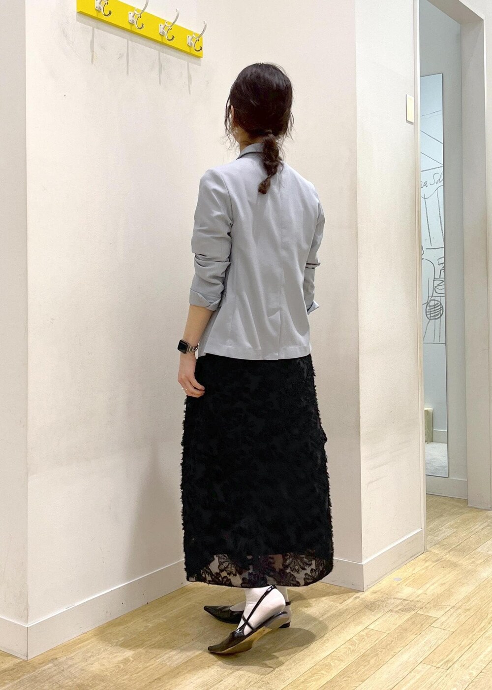 グレー系のシャツ/ブラウス、ブラック系のスカート、ブラック系のショルダーバッグを着用したレディースの春コーディネートの4枚目の写真