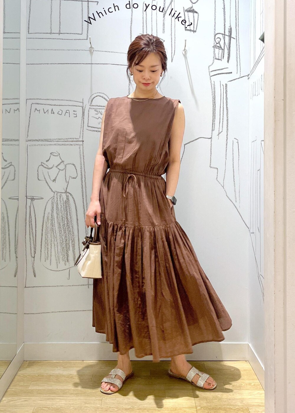 ブラウン系のトートバッグ、ブラウン系のワンピース、ブラウン系のメガネを着用したレディースの夏コーディネートの2枚目の写真